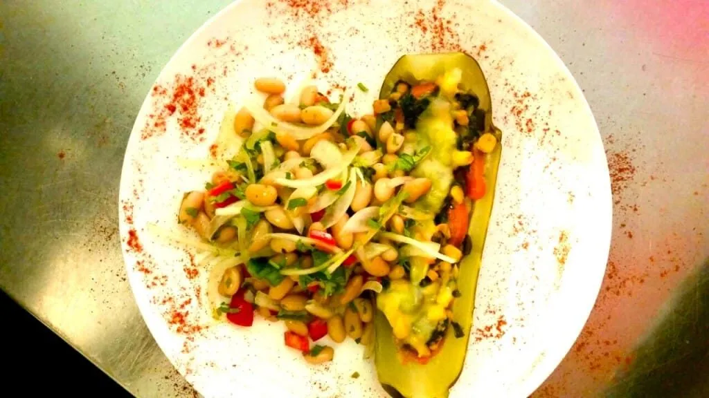 Receta: Zapallos italianos rellenos de vegetales acompañados de ensalada de legumbres
