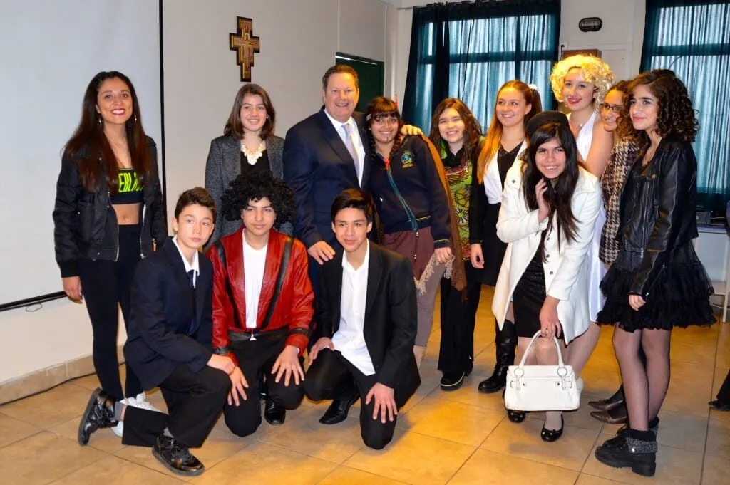 Colegio El Bosque engalanó English Day con embajador y “Museo de Cera”