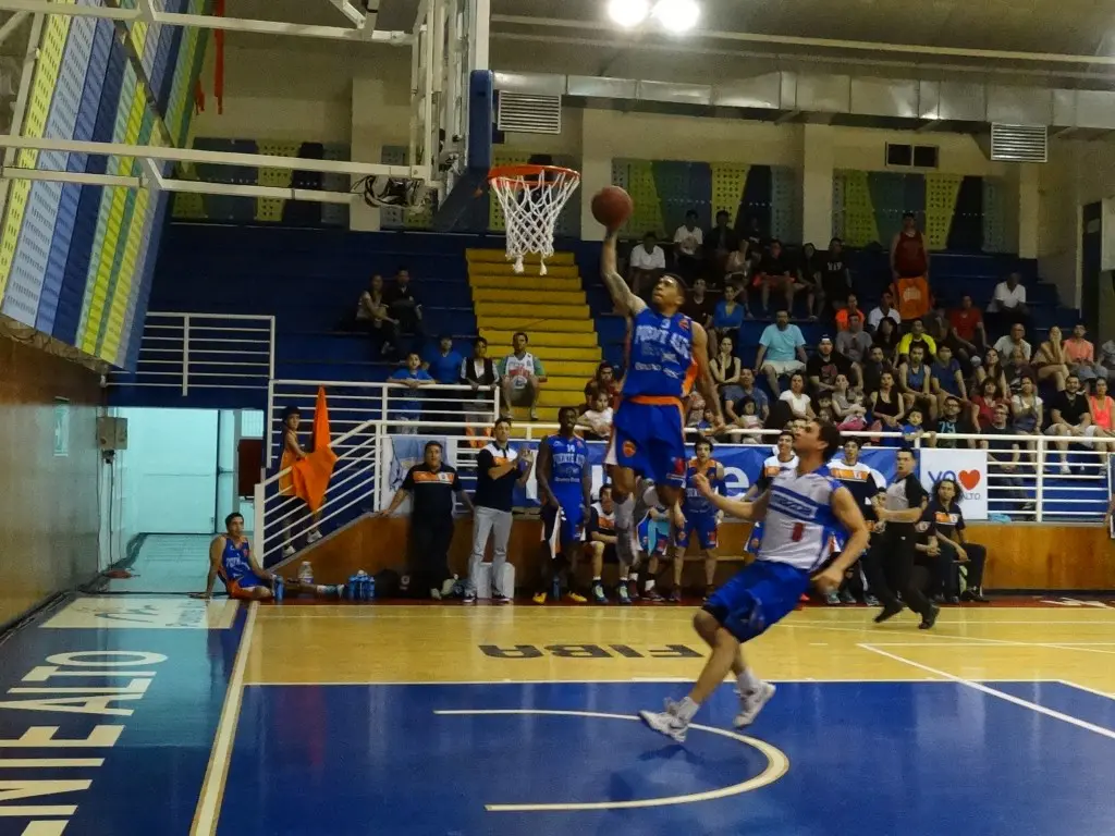 Puente Alto derrota a UC 79-70 y se acerca a Play Off