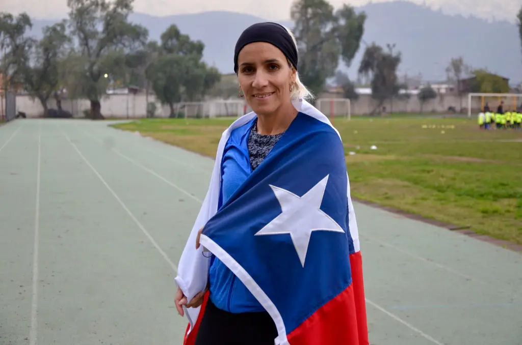 ÉRIKA OLIVERA: Aires puentealtinos flamean en abanderada chilena