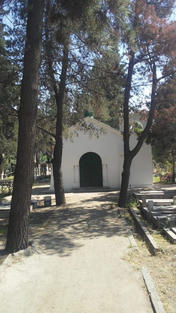 CEMENTERIO RUSO: ENTRE TUMBAS Y ARBOLES