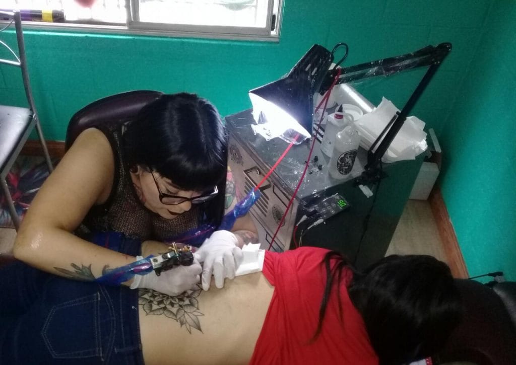 ¿Te gustan los tatuajes?, el portal te muestra la historia de una pequeña gran tatuadora