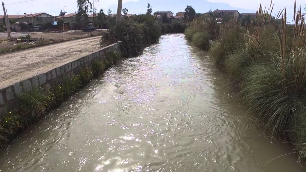 Pequeño de dos años muere al caer al canal La Carburera en Puente Alto