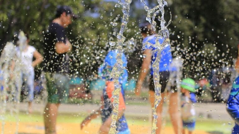 ¿A qué se debe la ola de calor registrada en Santiago?