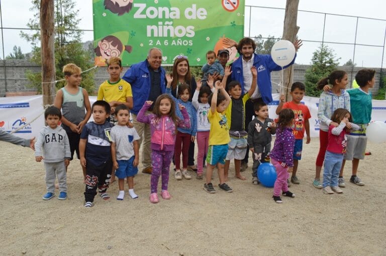 Corporación de Deportes y Santo Tomás habilitan espacio infantil en Balneario Municipal