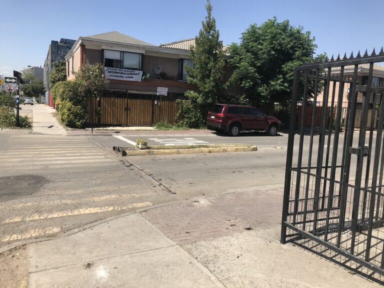 Denuncia de vecinos dejaron sin portón de seguridad a dos condominios