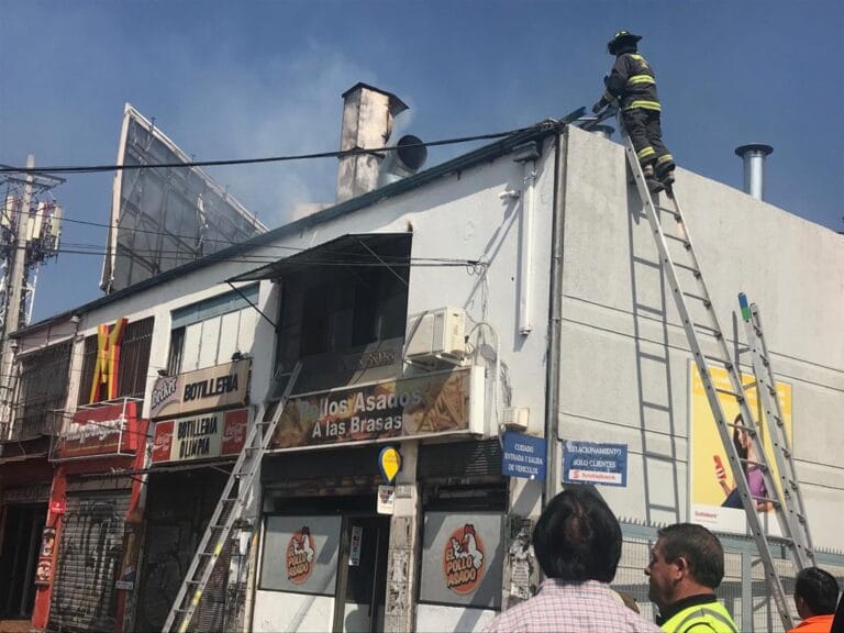 Rápida acción de Bomberos permitió controlar oportunamente llamas en local de pollos asados