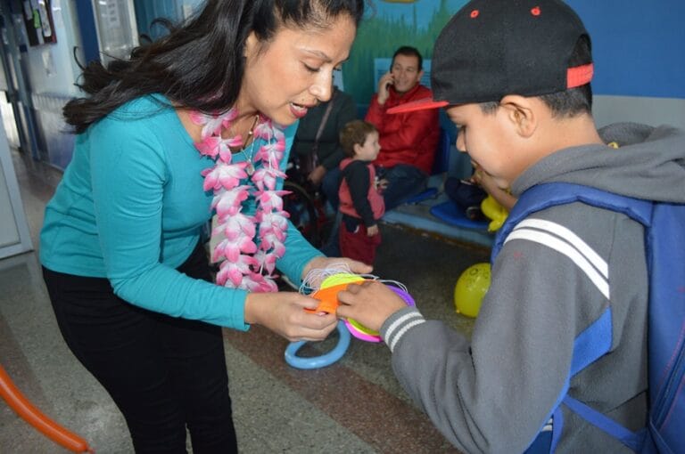 Salas de espera del Sótero del Río son transformadas por alumnos de Santo Tomás