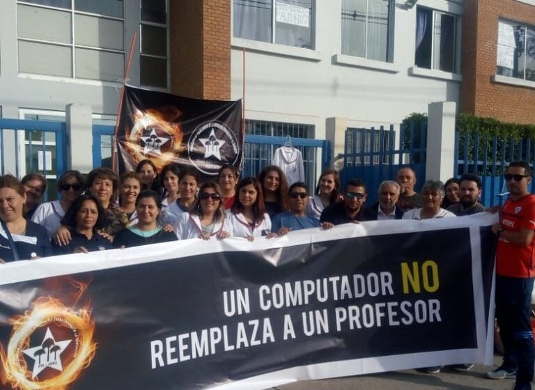 Huelga de profesores dejó a alumnos sin clases en colegio de Puente Alto