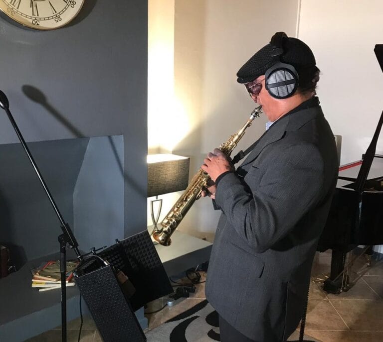 Saxofonista de Puente Alto cumplió su sueño y grabó su disco