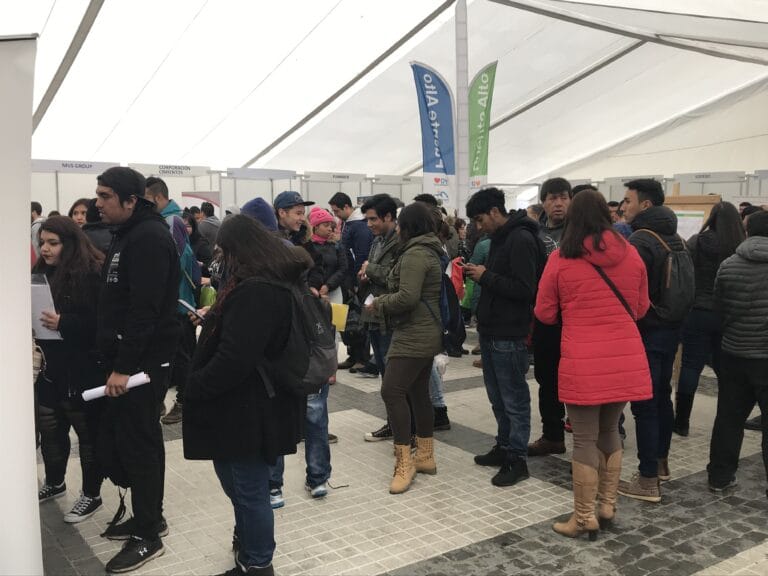 Más de 2 mil personas llegaron a la segunda feria laboral en Puente Alto