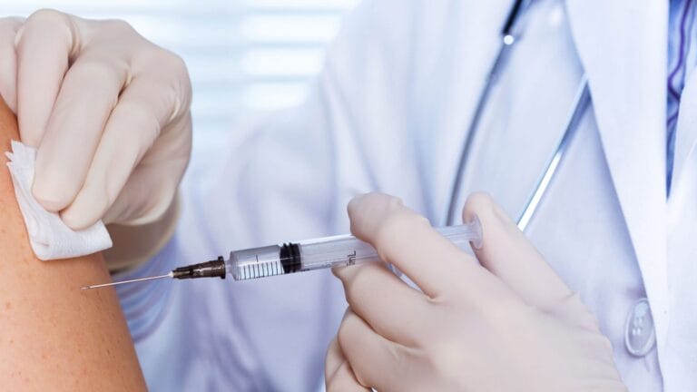 ISP aprueba vacuna Pfizer para combatir en Chile el Covid-19 en casos de emergencia