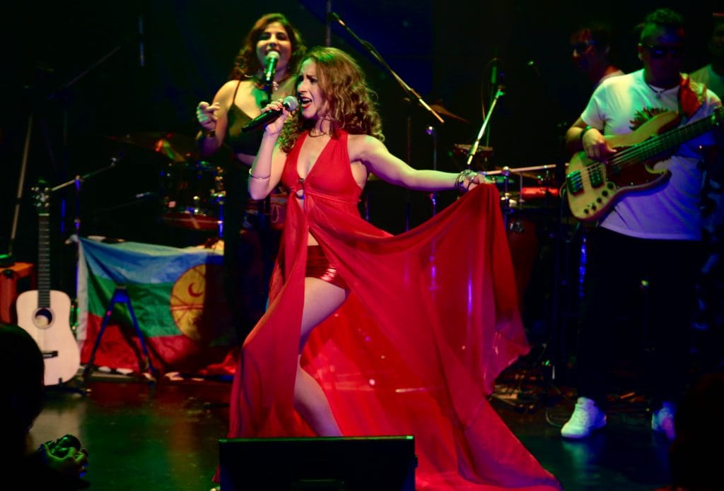 Con canciones en vivo y guitarra en mano Tania Jozz encendió la mañana en Portal Puente Alto