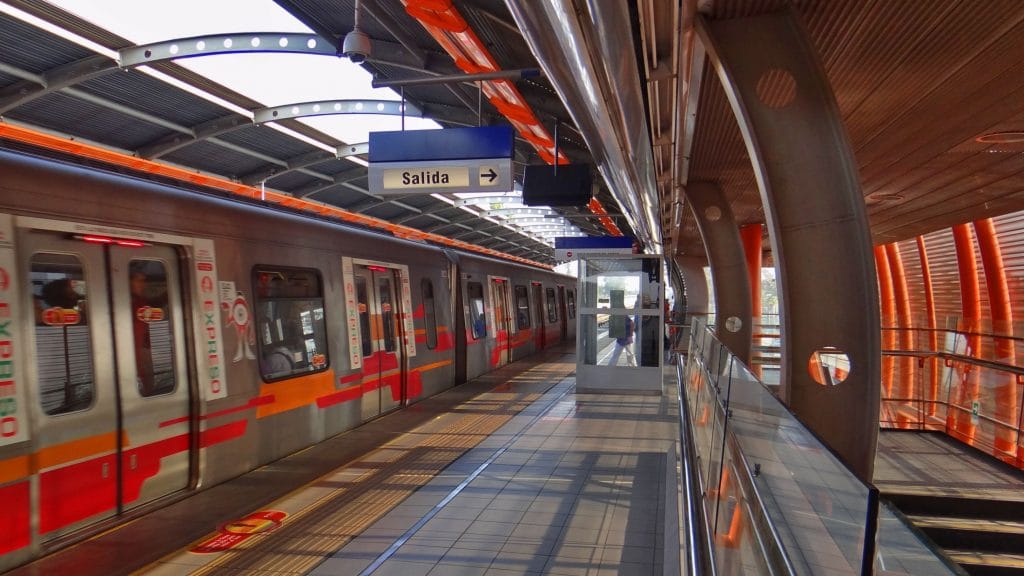 Metro de Santiago tendrá nuevo horario por modificaciones en el toque de queda