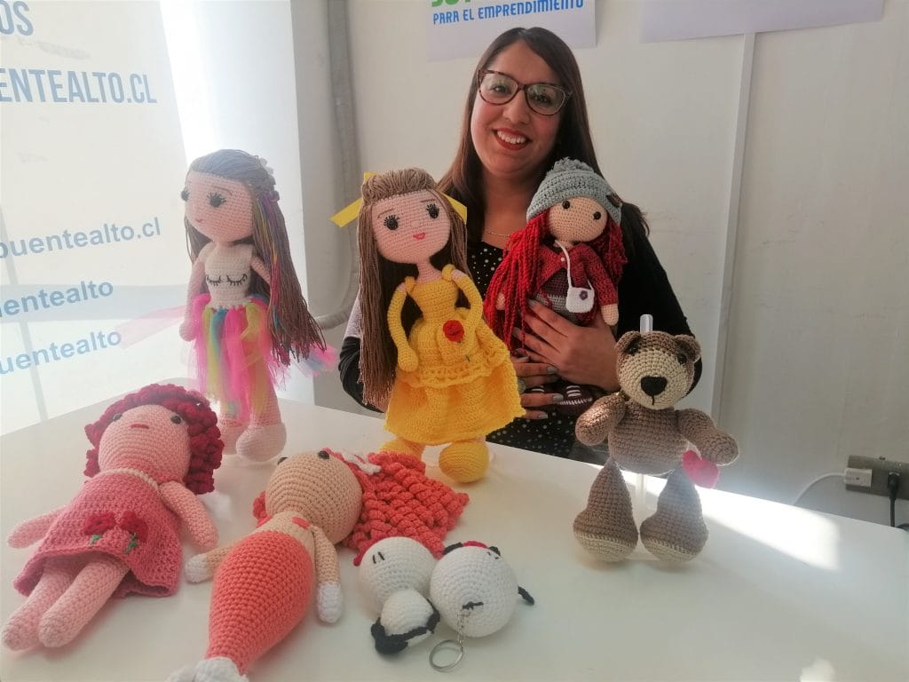 Creaciones Romy: Bellas muñecas de algodón tejidas por una puentealtina