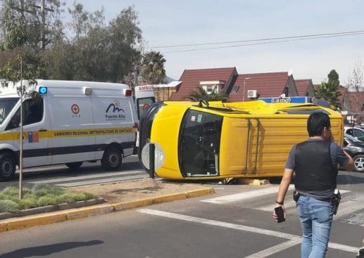 Accidente involucró a furgón escolar en Puente Alto