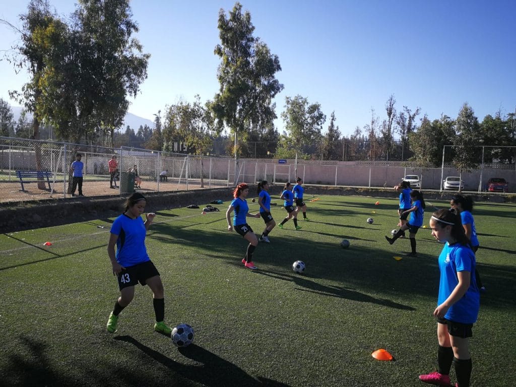 Fútbol femenino en Puente Alto: el gran crecimiento del campeonato comunal y las escuelas formativas