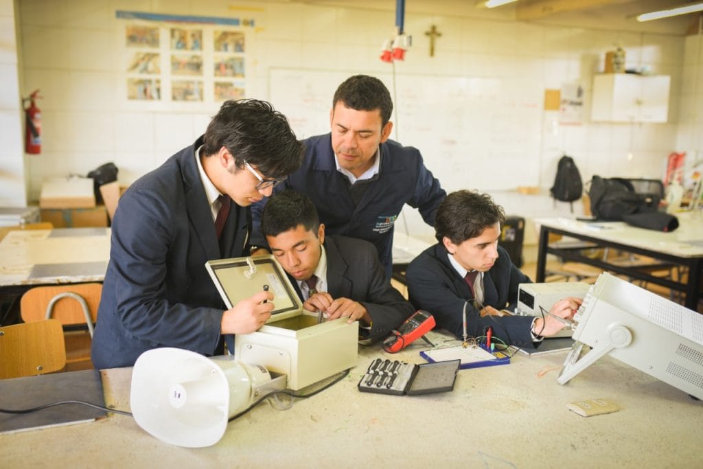 Profesor de Puente Alto gana concurso nacional “Comparte tu Mejor Clase 2019”