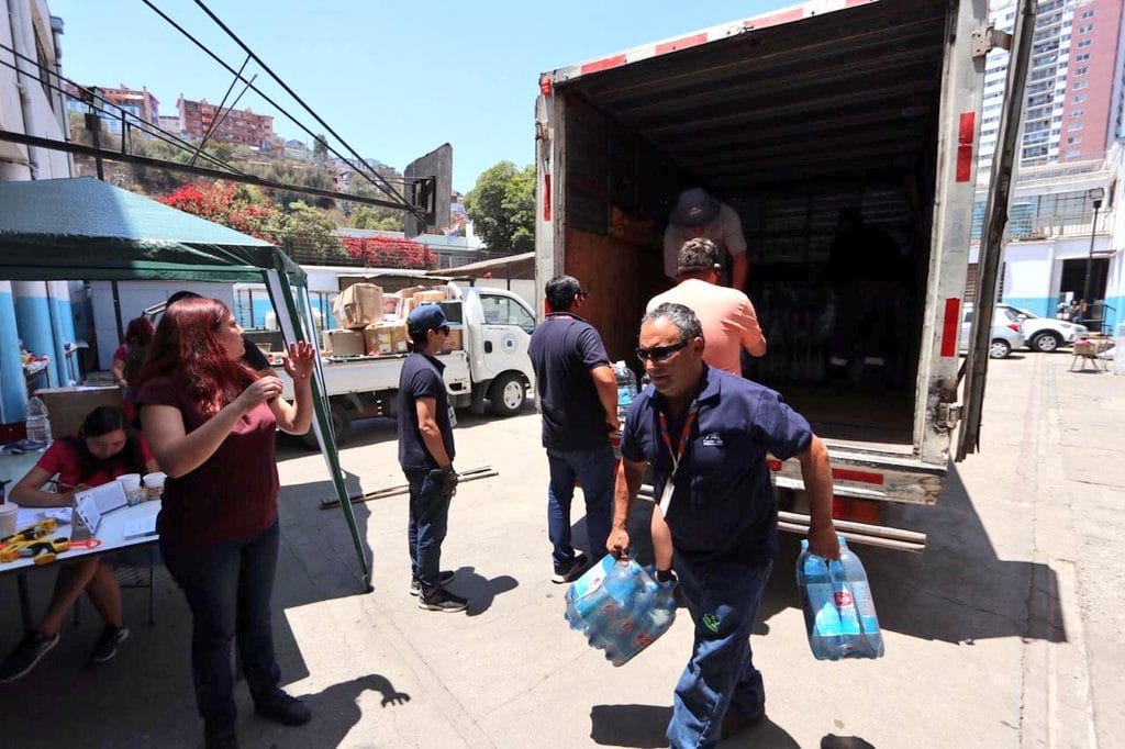 Ayuda de vecinos entregada a Municipio ya llegó a Valparaíso para apoyar a afectados por incendio Fuente: twitter Municipalidad de Puente Alto