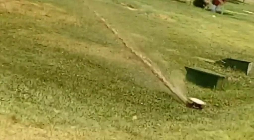 Filtración generó fallas en regaderas en Parque El Prado, en vez de agua se lanzó barro a sepulturas