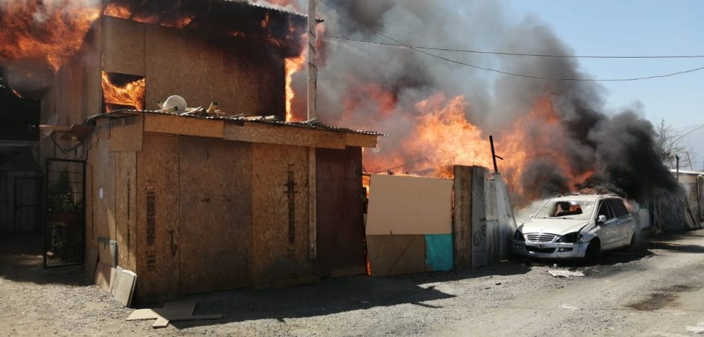 Voraz incendio afectó Campamento “el Peñoncito” Fuente: Twitter Emergencias Chile