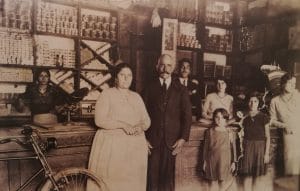 Foto: Emporio, calle José Luis Coo (1913)