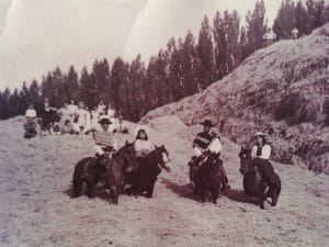 Foto: Trilla de huasos, Luis Pérez Bobadilla, Bajos de Mena (1935)