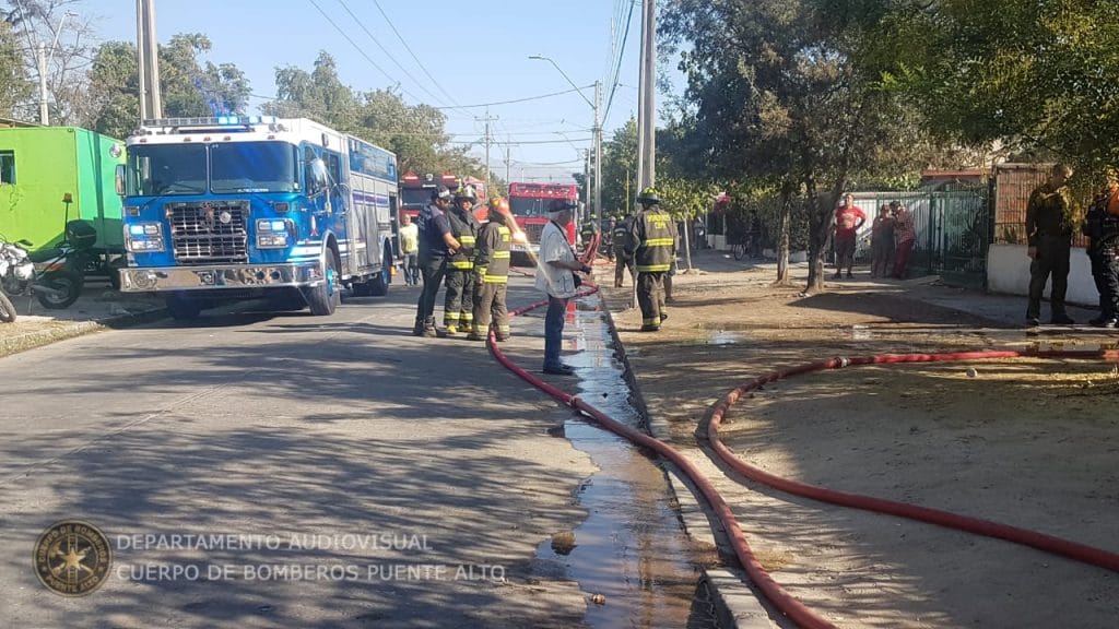 Incendio afectó vivienda en calle Ignacio Domeyko con Avenida Dr Eduardo Cordero Foto: Cuerpo de Bomberos de Puente Alto