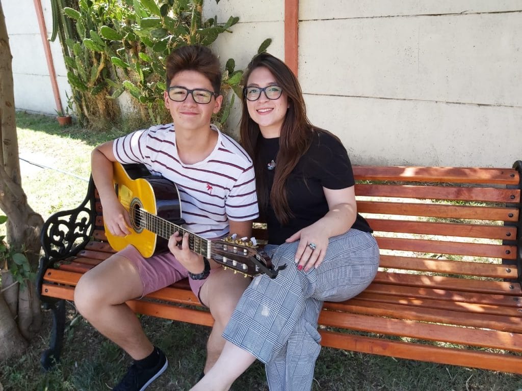 Puro talento puentealtino: Liss y Hans dos hermanos unidos por la música