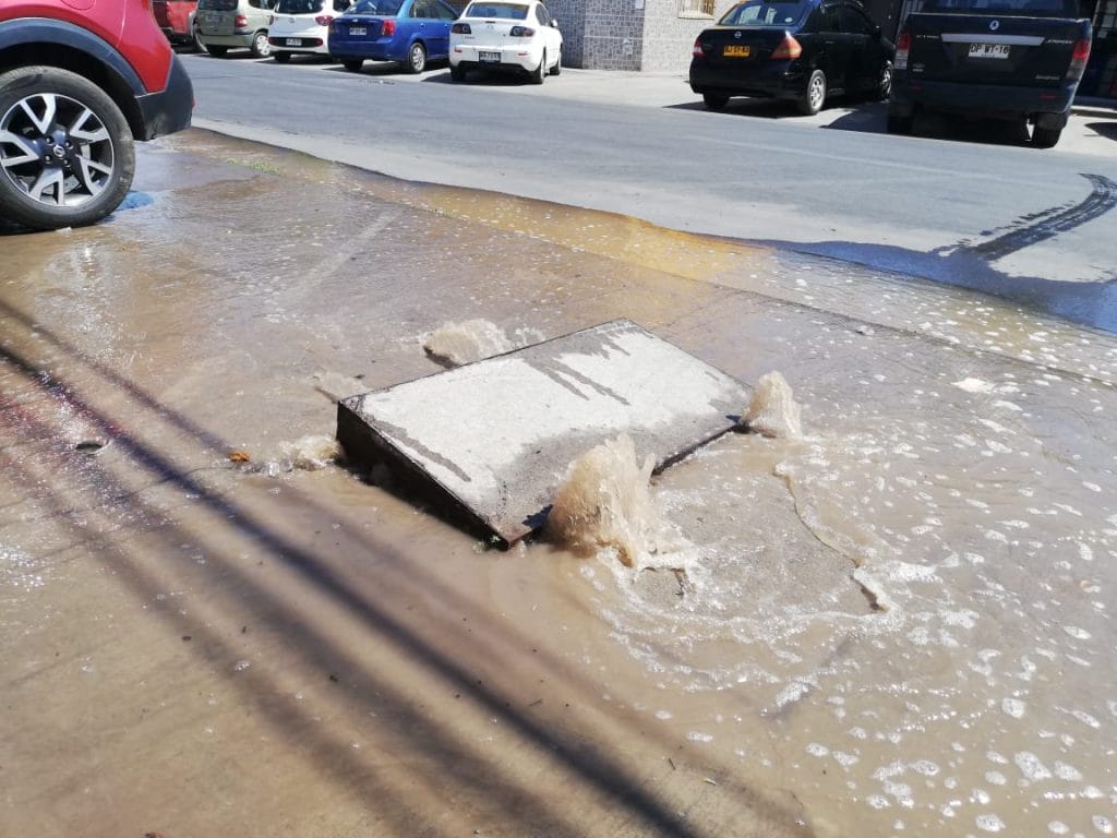 Colector de aguas lluvias tapado afecta a vecinos del sector de J. M. Irarrázaval