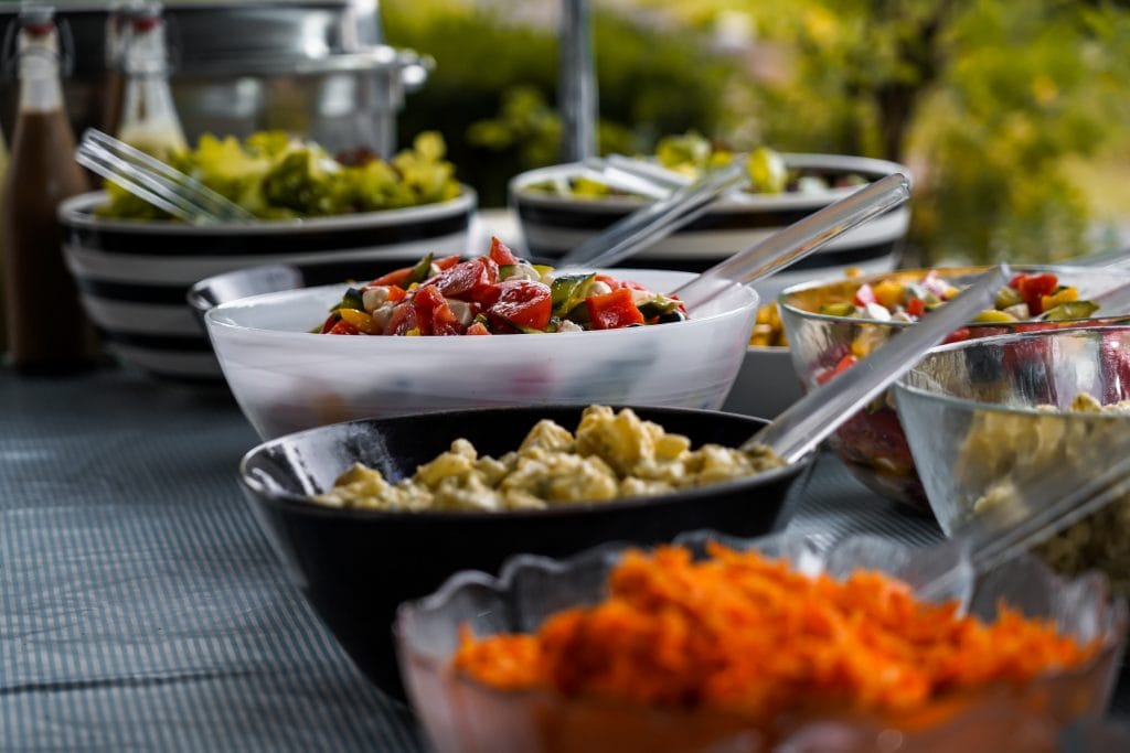 Cómo crear un buffet para una fiesta de verano