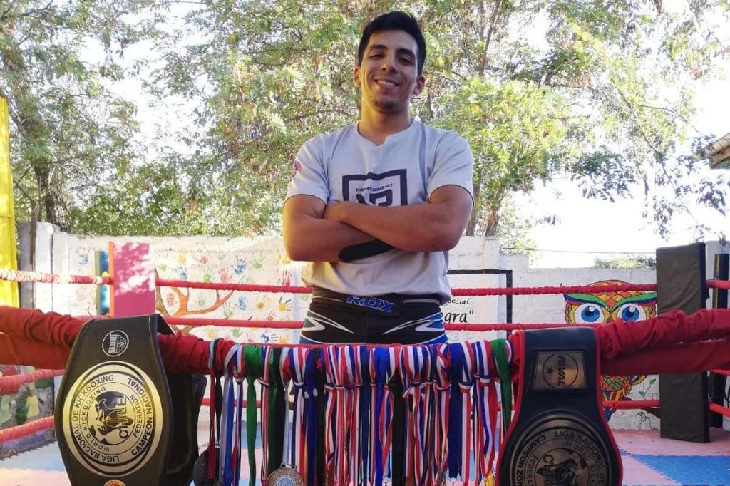 Nelson Rojas, joven de Bajos de Mena saca la cara por la comuna en las artes marciales mixtas