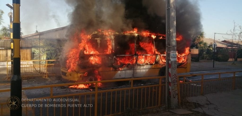 Falla eléctrica generó incendio de un bus del Transantiago en calle Santa Elena Foto: @cbpuentealto