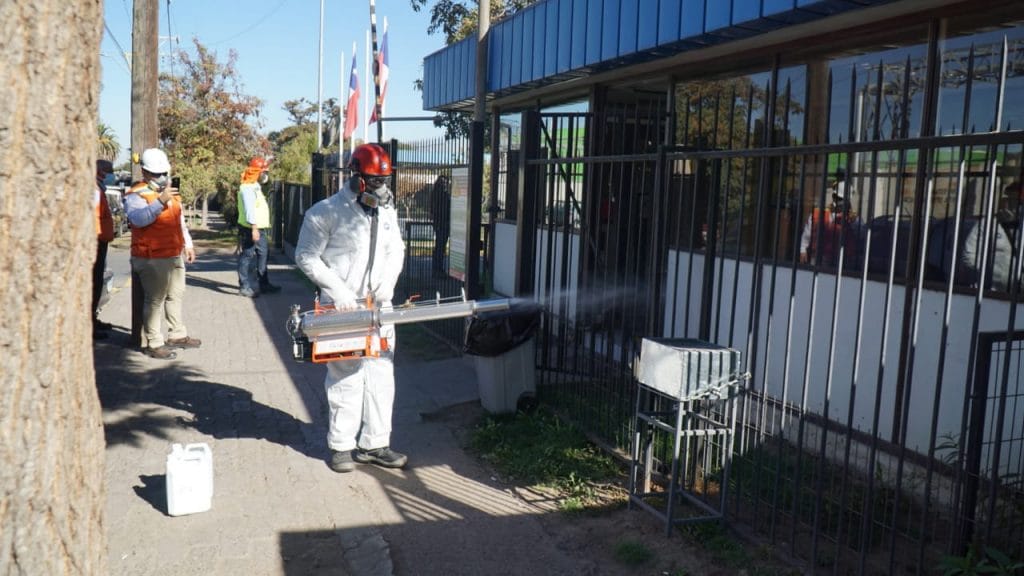 CMPC realiza labores de sanitizado de calles y espacios públicos en Puente Alto