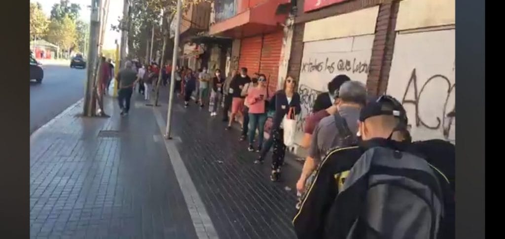 Gente se aglomeró en extensa fila para hacer trámite en AFC de Puente Alto