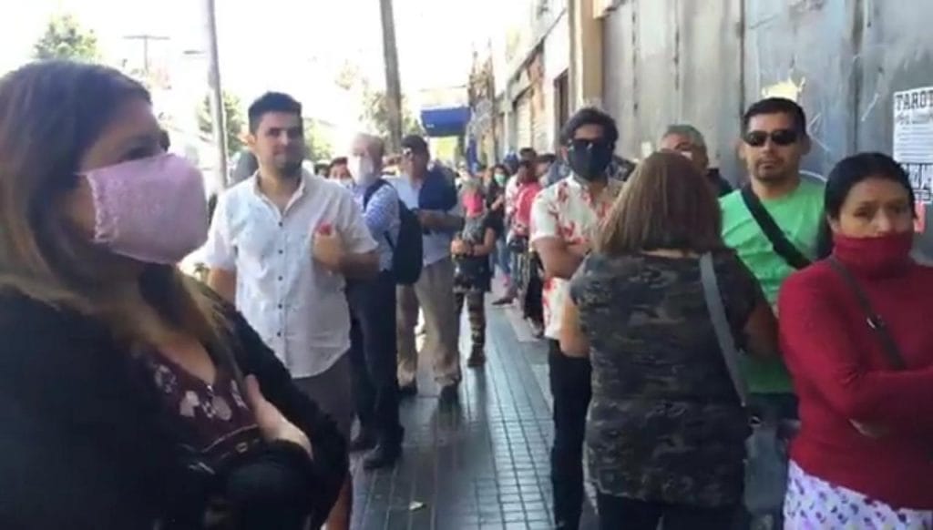 Puente Alto lleno: largas filas este lunes pese a llamado de autoridades