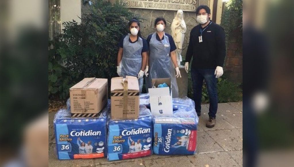 CMPC dona 100 mil pañales y una tonelada de alcohol gel a adultos mayores vulnerables