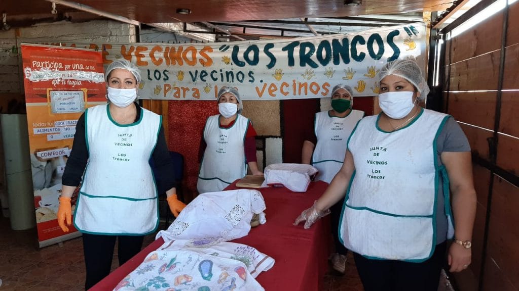 Vecinos de Los Troncos de Carol Urzúa realizan olla común para ayudar a los más necesitados del sector