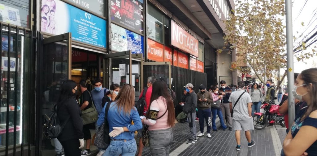 Siguen las filas: centro de Puente Alto amaneció con aglomeraciones