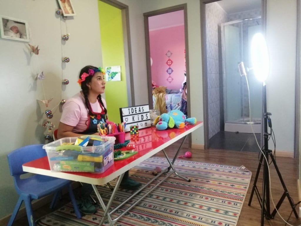 Emprendedora puentealtina ofrece talleres online para niños con materiales reciclable