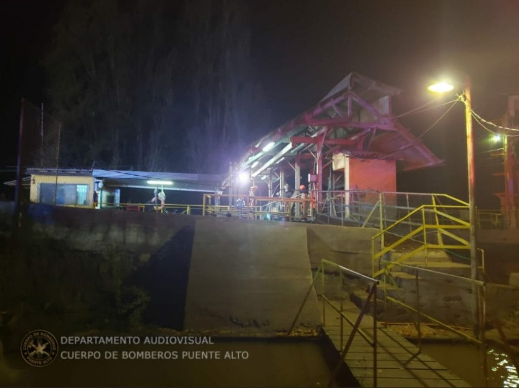Bomberos de la Primera Compañía de Puente Alto no encuentran a persona reportada tras caída en el Canal La Carburera
