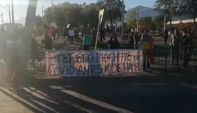Vecinos de Bajos de Mena protestan por falta de ayuda y alimentos en Puente Alto