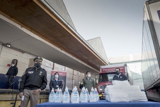 CMPC dona 336 mil mascarillas a Bomberos de Chile