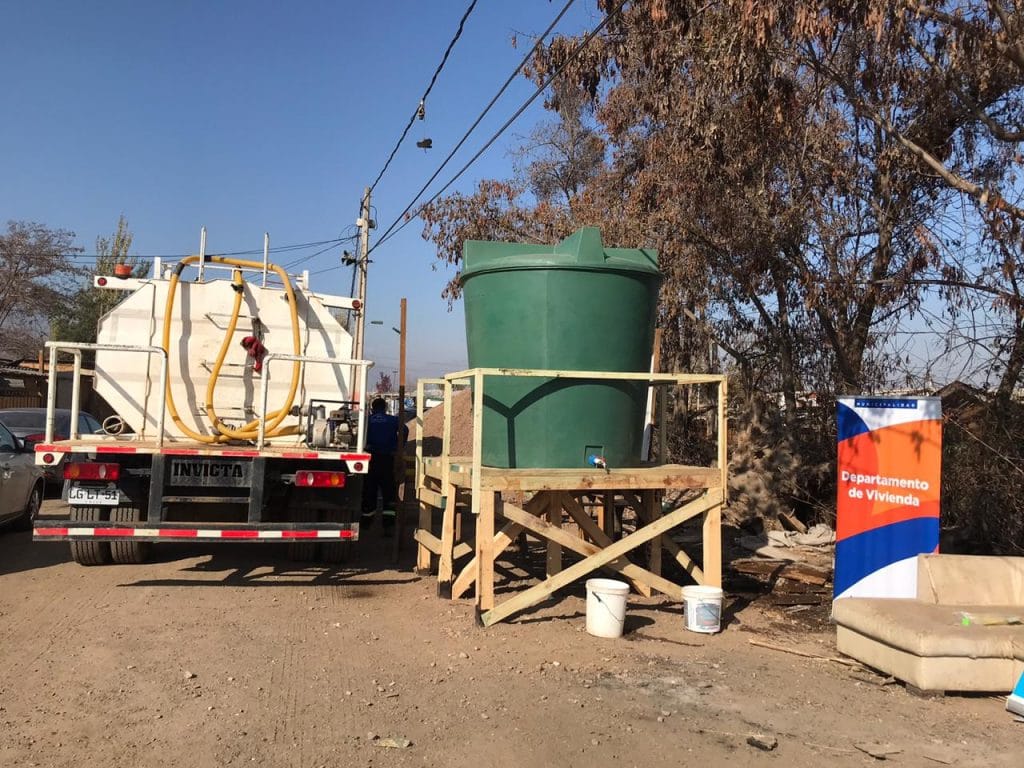 Familias del campamento El Peñoncito de Puente Alto reciben 9 torres de almacenamiento de agua potable