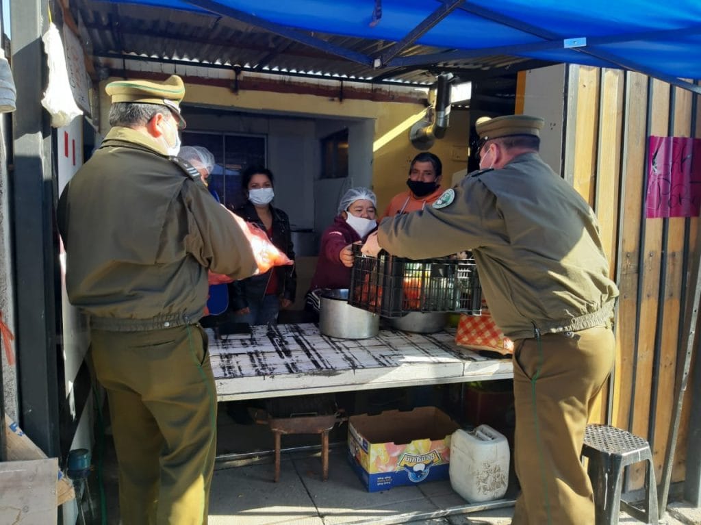 Carabineros entregan kit básico y alimentación a personas en situación de calle en Puente Alto