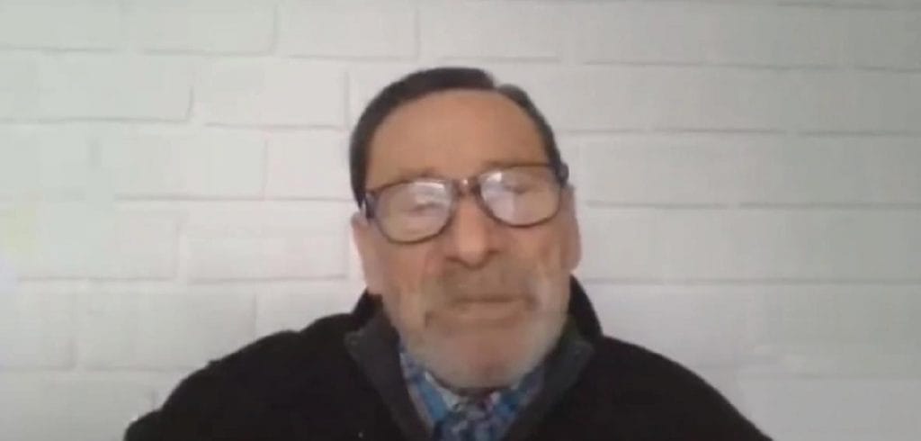 “El Tata” profesor de 85 años es destacado por sus alumnos por realizar clases digitales pese a su edad