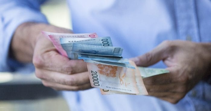 Aprueban proyecto que retiene sueldo a padres que no pagan pensión de alimentos