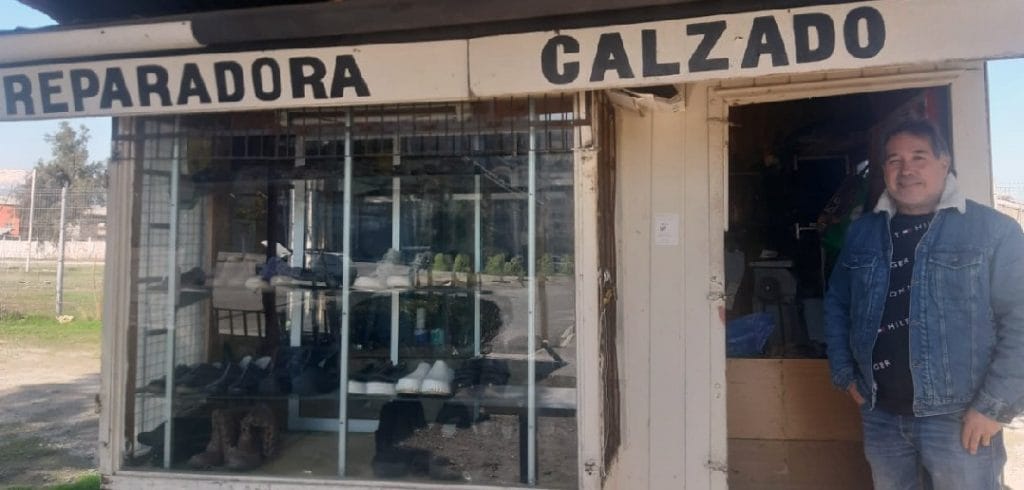 “Zapatero a tus zapatos”, las manos reparadoras del cuero, los parches y las tapillas