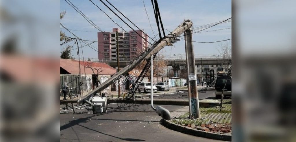 Grúa horquilla arrasó con tendido eléctrico y deja sin luz a puentealtinos