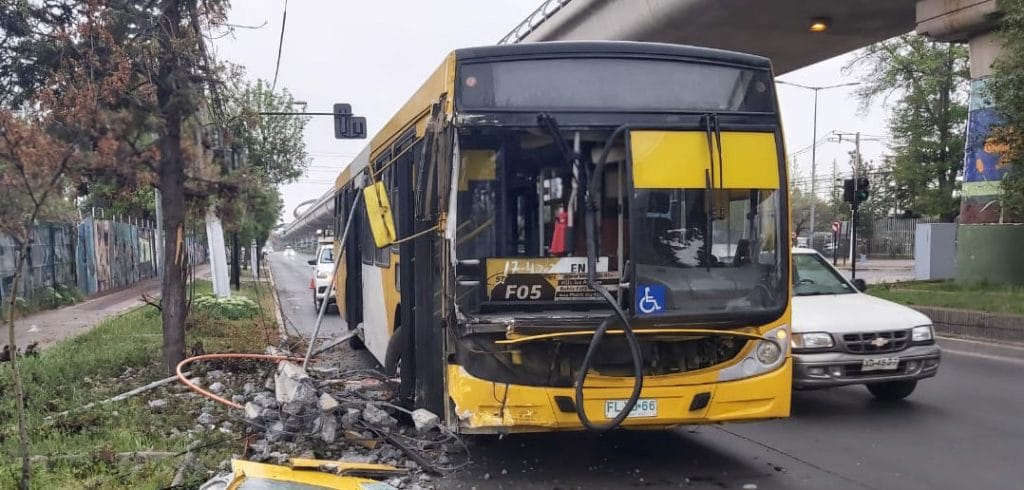 Choque de bus contra poste dejó sin luz esta mañana a vecinos de Puente Alto poste chocado